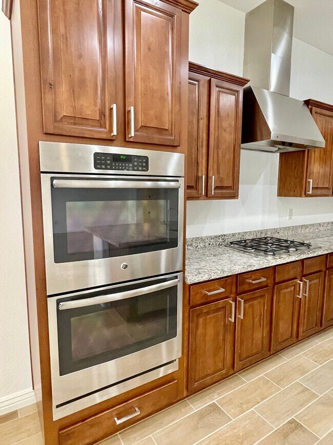 Building Photo - Gorgeous 3 Bed/2.5 Bath + Den Home In Chandler! Gated Community & Upgrades Throughout Home!