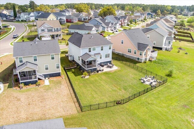 Building Photo - Show stopping 5 bed/3 bath rental in the h...