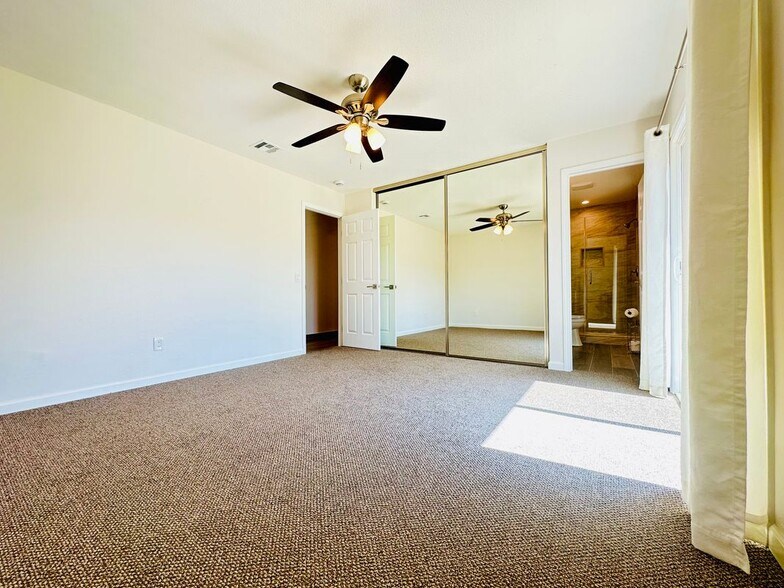 Building Photo - 2912 E Brookside Ct