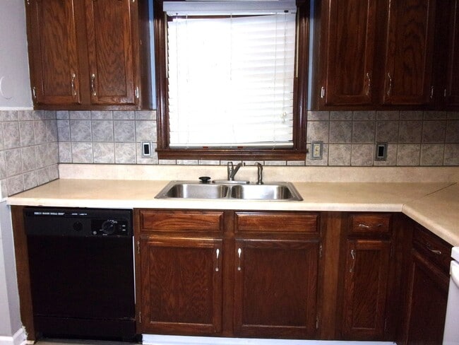 Building Photo - 2 Bedroom 1 Bath Ground Floor Condo