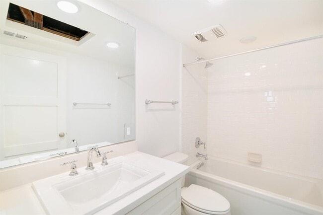 Building Photo - NEWER HOME -4 BED, 3.5 BATHS, 2 CAR GARAGE DOWNTOWN LIVING