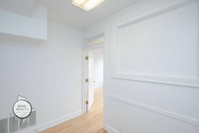 Building Photo - 1550 W 95th St