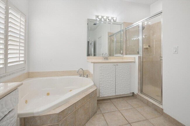 Building Photo - 11289 NW 65th Manor