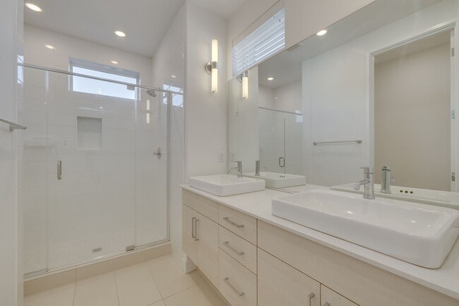 Building Photo - Modern Sammamish Townhome with Style, Spac...