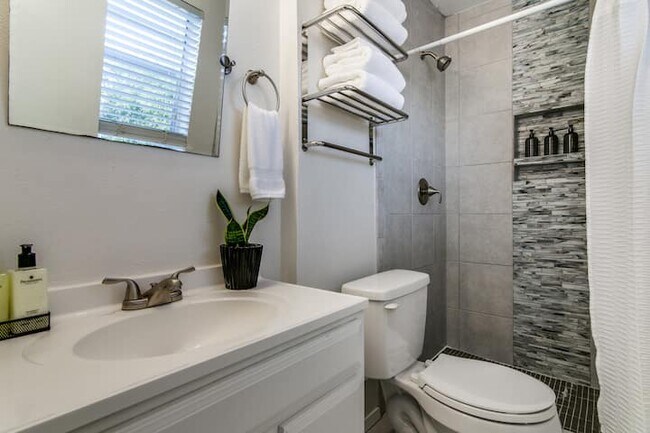 Master bath - 501 Rogers Way