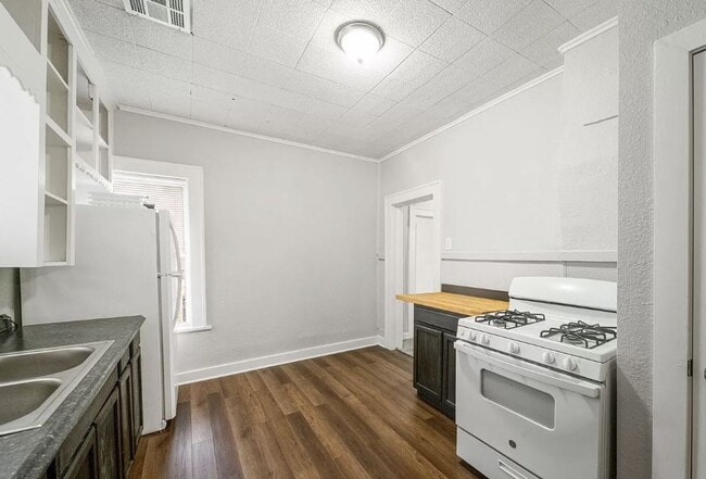 Building Photo - Charming 3BR/1BA Home with Detached Garage