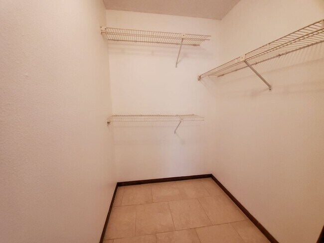 Building Photo - Spacious 3 bedroom/2bath/2 car garage in Lake Sarasota - Coming February