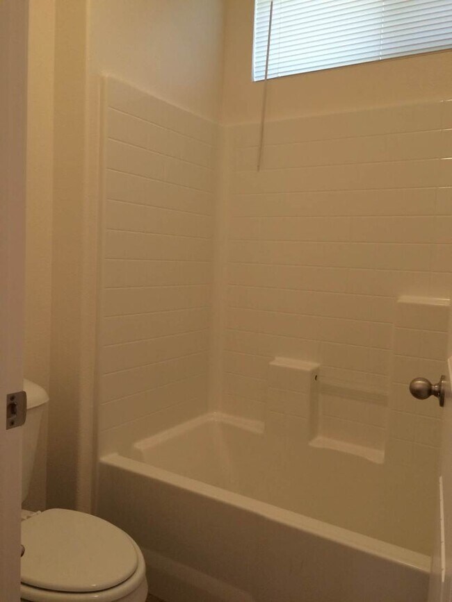 Building Photo - BEAUTIFUL  4+2 - $2550+$2550 Deposit - 93313