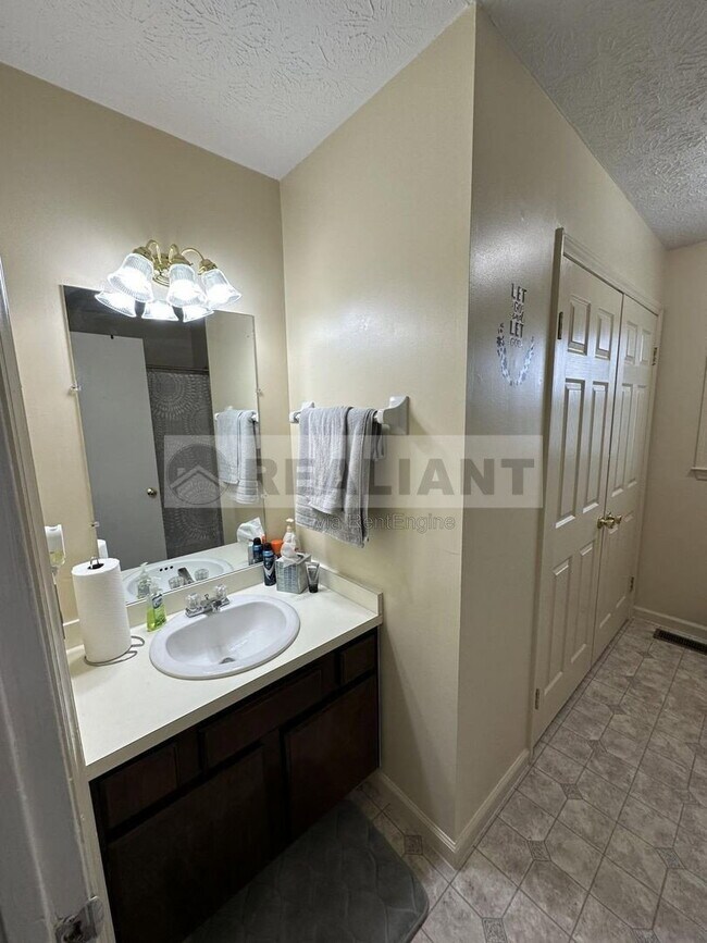 Building Photo - 530 Foxwood Dr