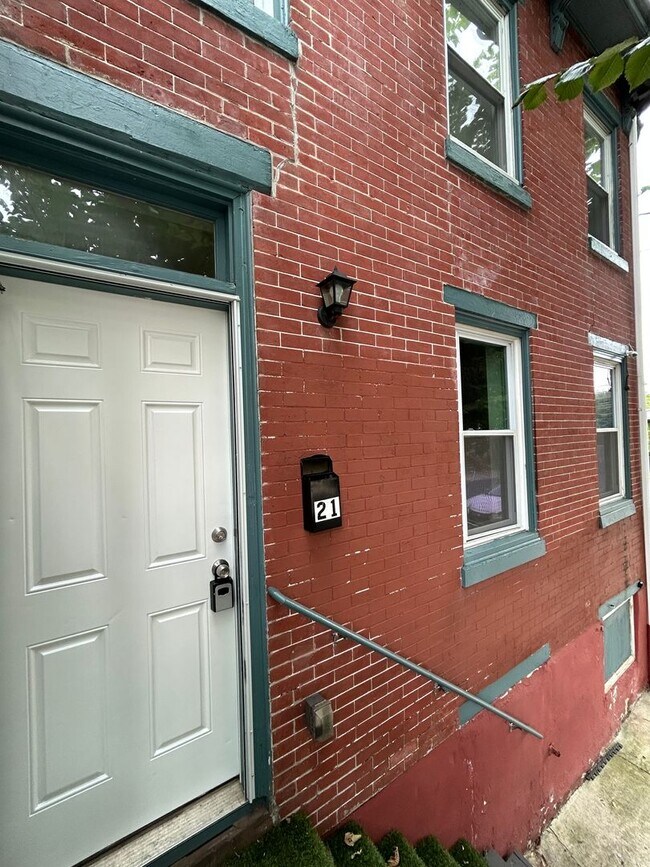 Building Photo - Cozy Home w/2 bath!