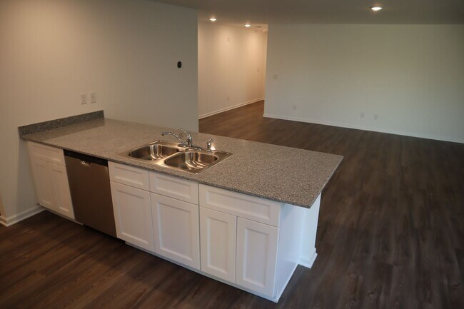 Building Photo - Great Home Great price!