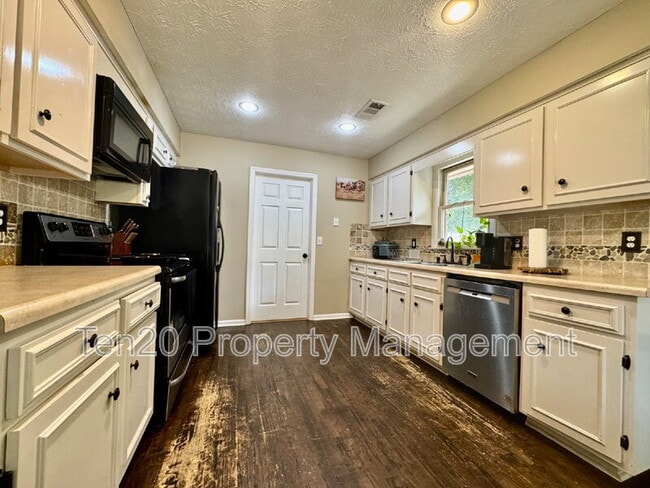 Building Photo - 173 Lee Rd 508