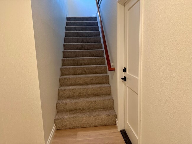 Building Photo - Nicely upgraded Townhome is East Simi