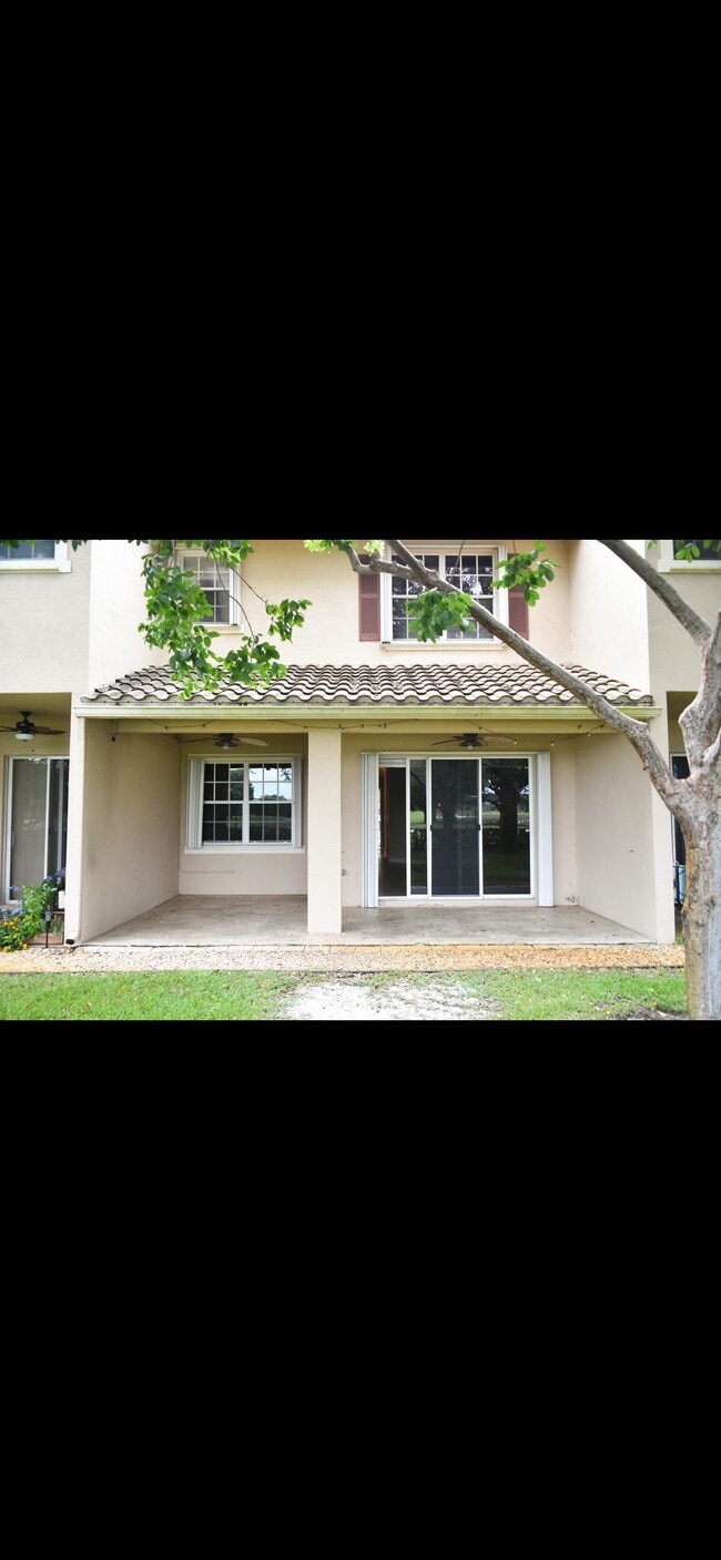 Building Photo - 3240 Fairway Cir