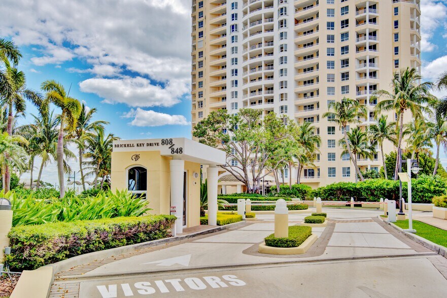 Building Photo - 808 Brickell Key Dr