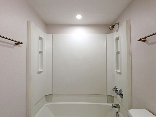 Building Photo - $250 OFF FIRST MONTH RENT!! Affordable & Newly Remodeled 1-Bedroom in the Heart of Fort Myers!