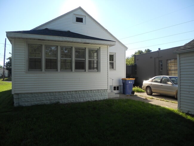 Building Photo - 441 Spring Ave NE