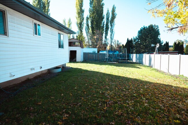 Building Photo - Gorgeous Family Home on Cul-de-Sac