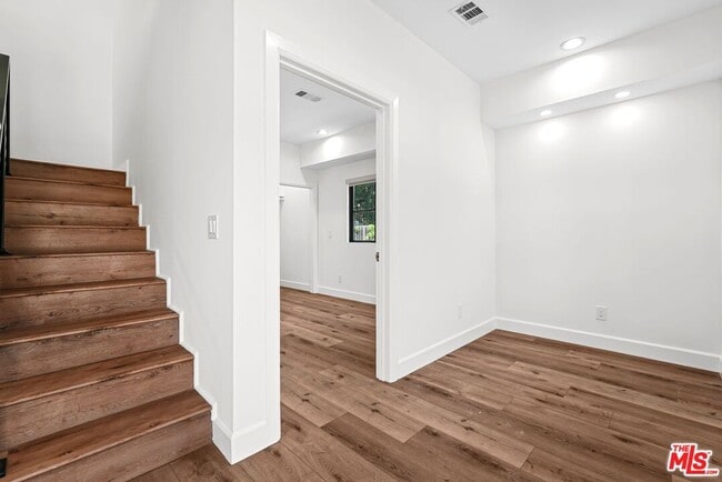 Building Photo - 720 W Altadena Dr