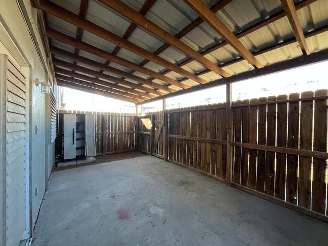 Building Photo - Southside Townhome!!