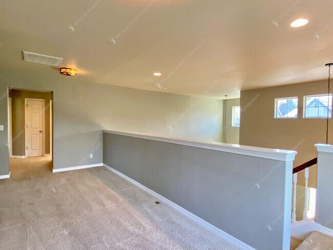 Building Photo - Spacious Home with Brand New Carpet in Prime SW Bend Location