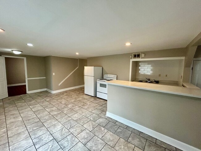 Building Photo - 2 Bedroom in Richmond! - Water Included!