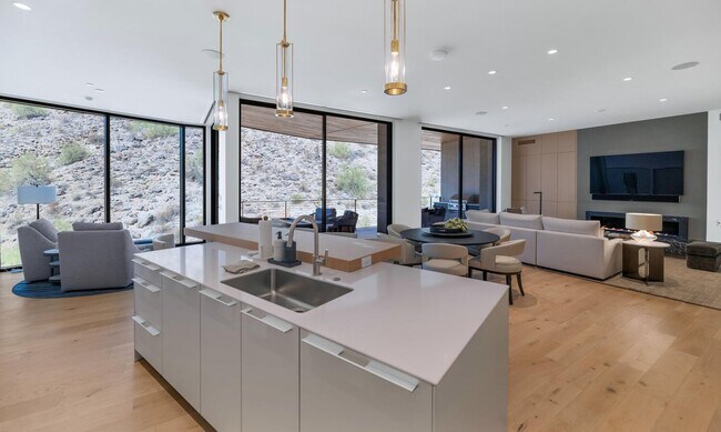 Building Photo - 5000 N Camelback Rdg Dr