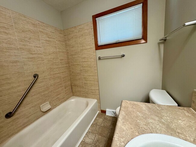 Building Photo - **DEPOSIT SPECIAL** 3 bedroom, 2 bath town...