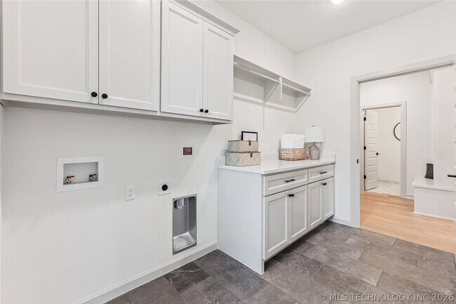 Building Photo - 2325 E 134th St S