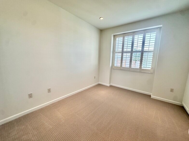 Building Photo - 1625 Granville Ave