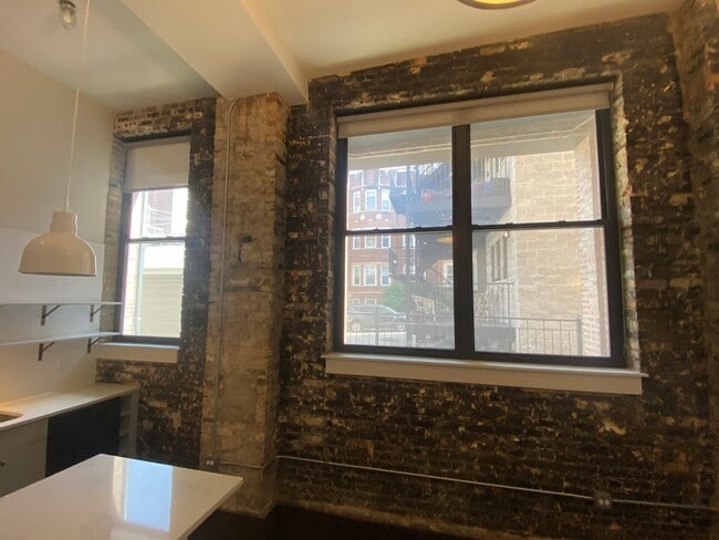 Building Photo - 5029 N Kenmore Ave