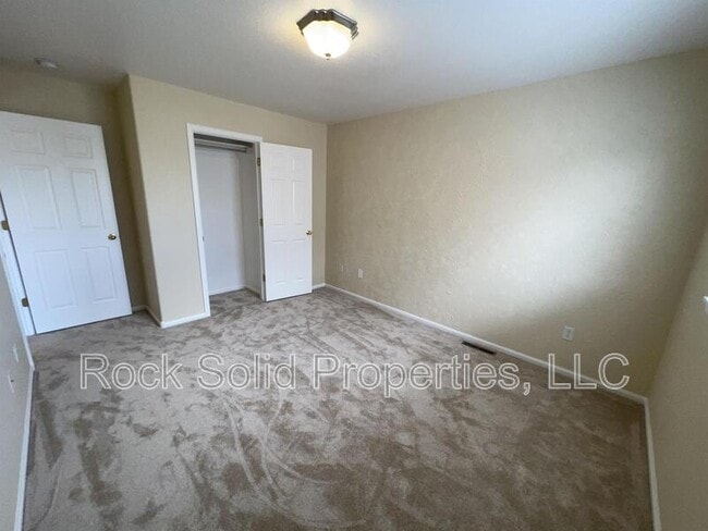 Building Photo - 405 E 5th St