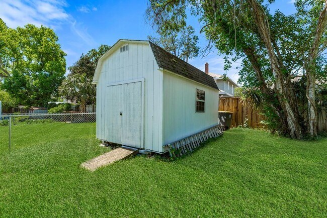 Building Photo - 1356 Lechlade St