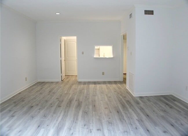 Building Photo - 2425 Underwood St