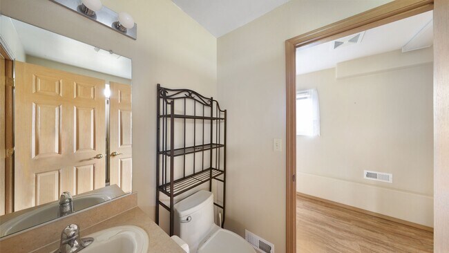 Building Photo - 2 Bed 2 Bath - Penn Cove - Small Dog - Vie...