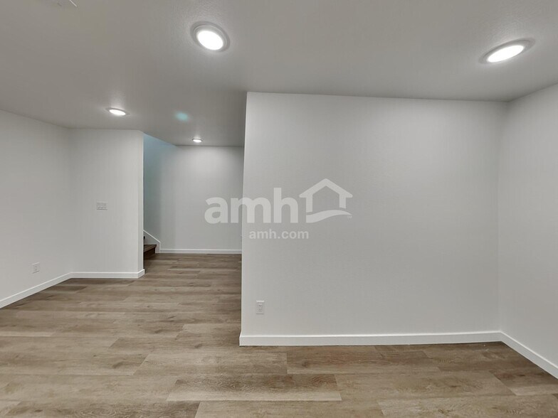 Building Photo - 304 N Addison Way
