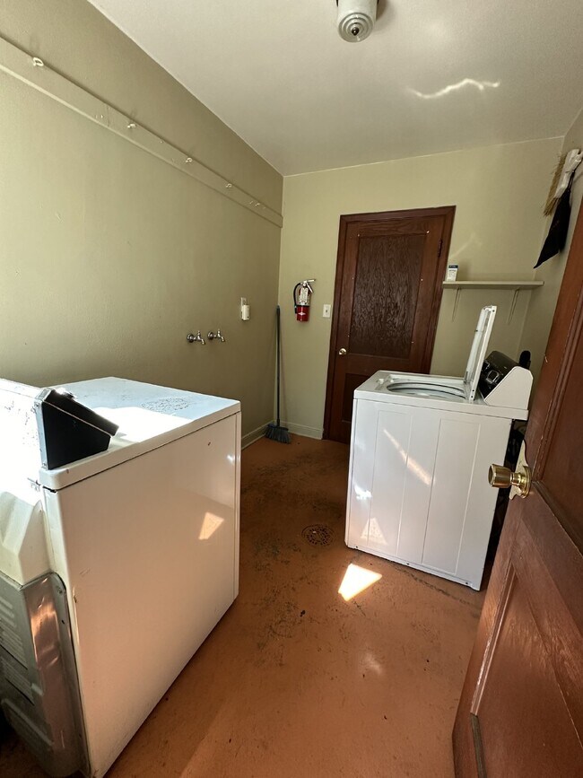 Building Photo - 1 Bedroom, 1 Bathroom with Garage - Available July 4th