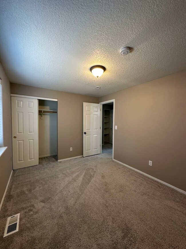 Building Photo - 4 bedroom, 2288sf home. Close to Nike, Int...