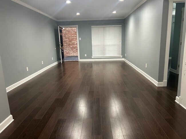 Building Photo - 359 N Post Oak Ln