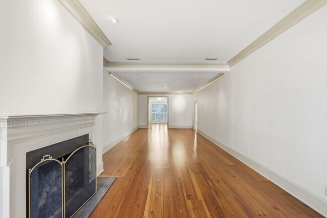 Building Photo - 3 BED | 4 BATH | TWO CAR GARAGE | HISTORIC DISTRICT TOWNHOME