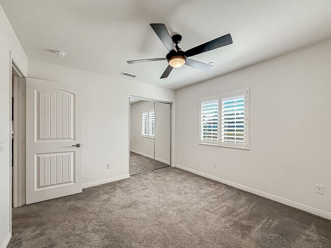 Building Photo - 3 bed, 2 1/2 bath townhome in sought-after Oak Terrace community