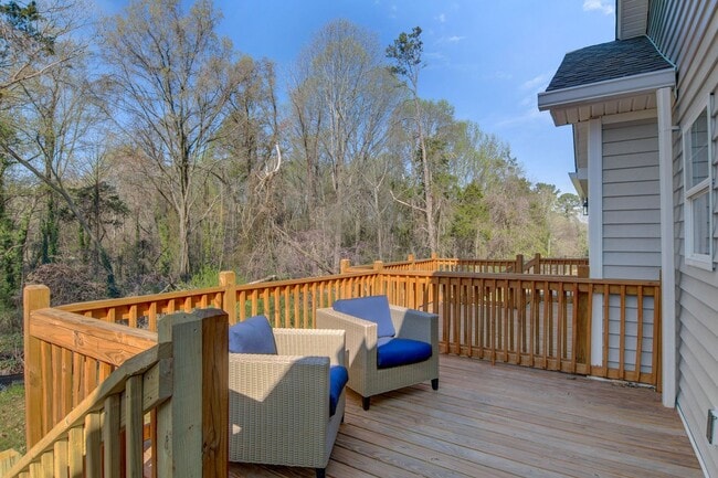 Building Photo - Modern 2-Bed, 2-Bath Single-Level Townhome...