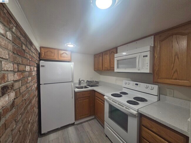 Building Photo - 3851 Vineyard Ave