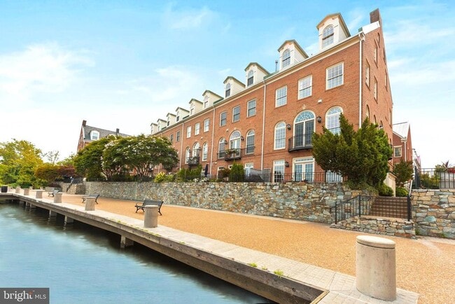 Building Photo - 700 Kahn Pl