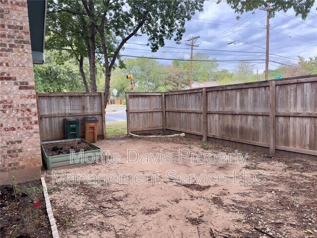 Building Photo - 115 Waller St