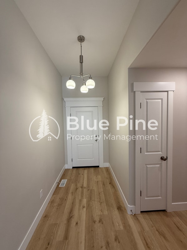 Building Photo - 4335 N Dudley Ave