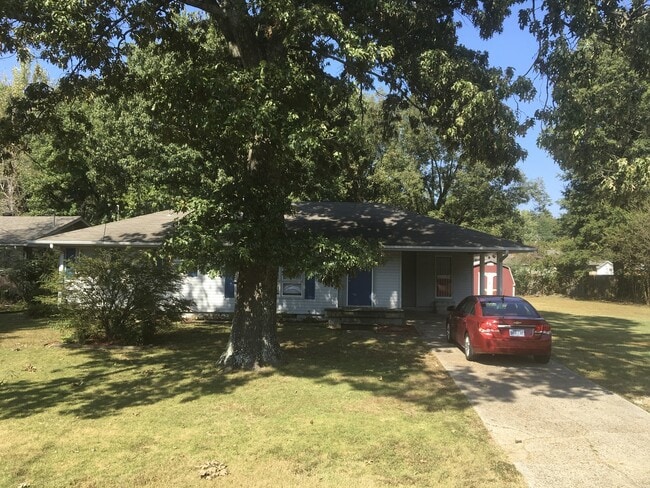 Primary Photo - 3bed/1bath Home close to Annie Camp Junior...