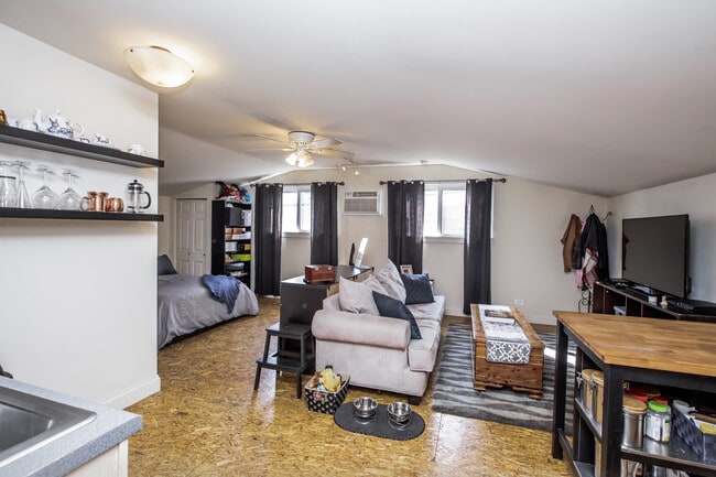 Building Photo - RARE studio in Bucktown that always rents quickly! Free Laundry! Included Internet!