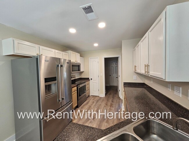 Building Photo - Amazing 4 Bedroom/ 3 Bath Home / Attention...