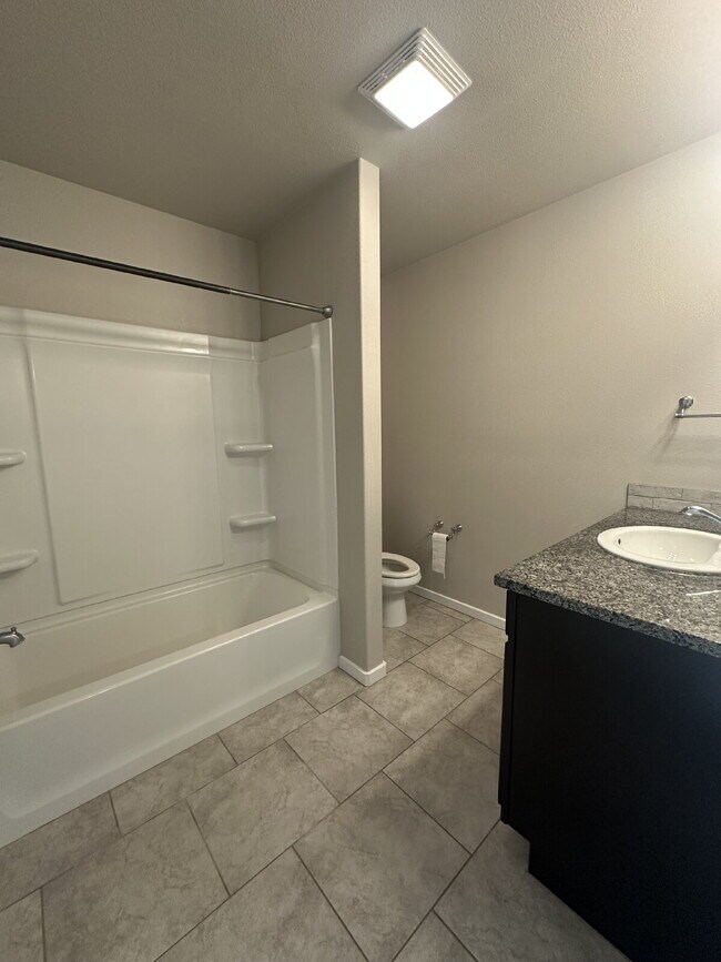 Building Photo - Spacious 3/2/2 in Upland Crossing